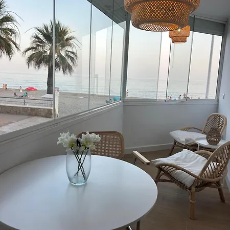 Seashore - A La Orilla Del Mar En